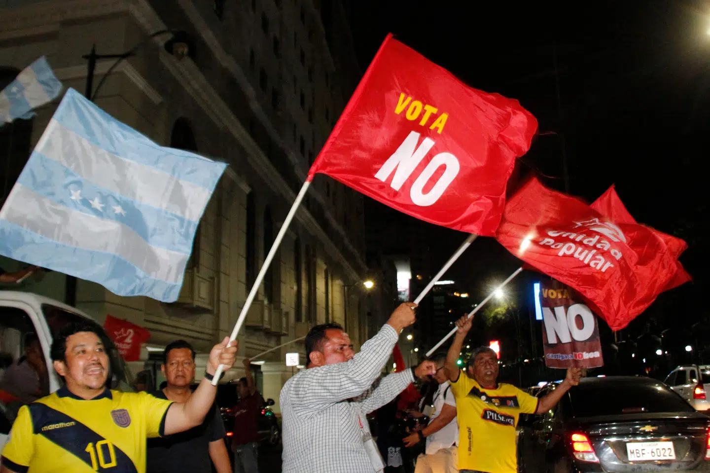 Billede fra sent søndag i Ecuador, hvor folk fejrer de første resultater af folkeafstemning. De peger på, at der ikke er opbakning til forslag om udenlandske militærbaser og en omskrivning af landets forfatning.