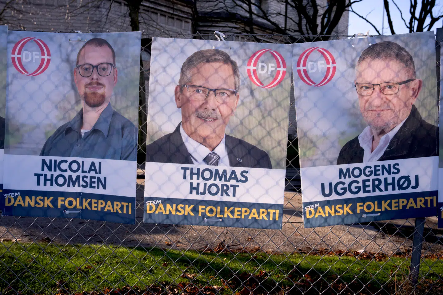 På billedet ses mere konventionelle valgplakater for Dansk Folkeparti-kandidater, som stiller op til kommunalvalget.
