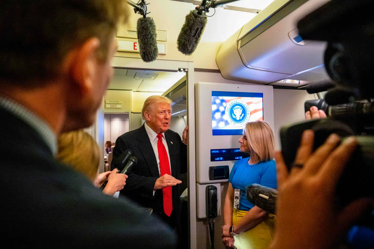 Donald Trump taler med pressen på vej til sit hjem i Mar-a-Lago i Florida.