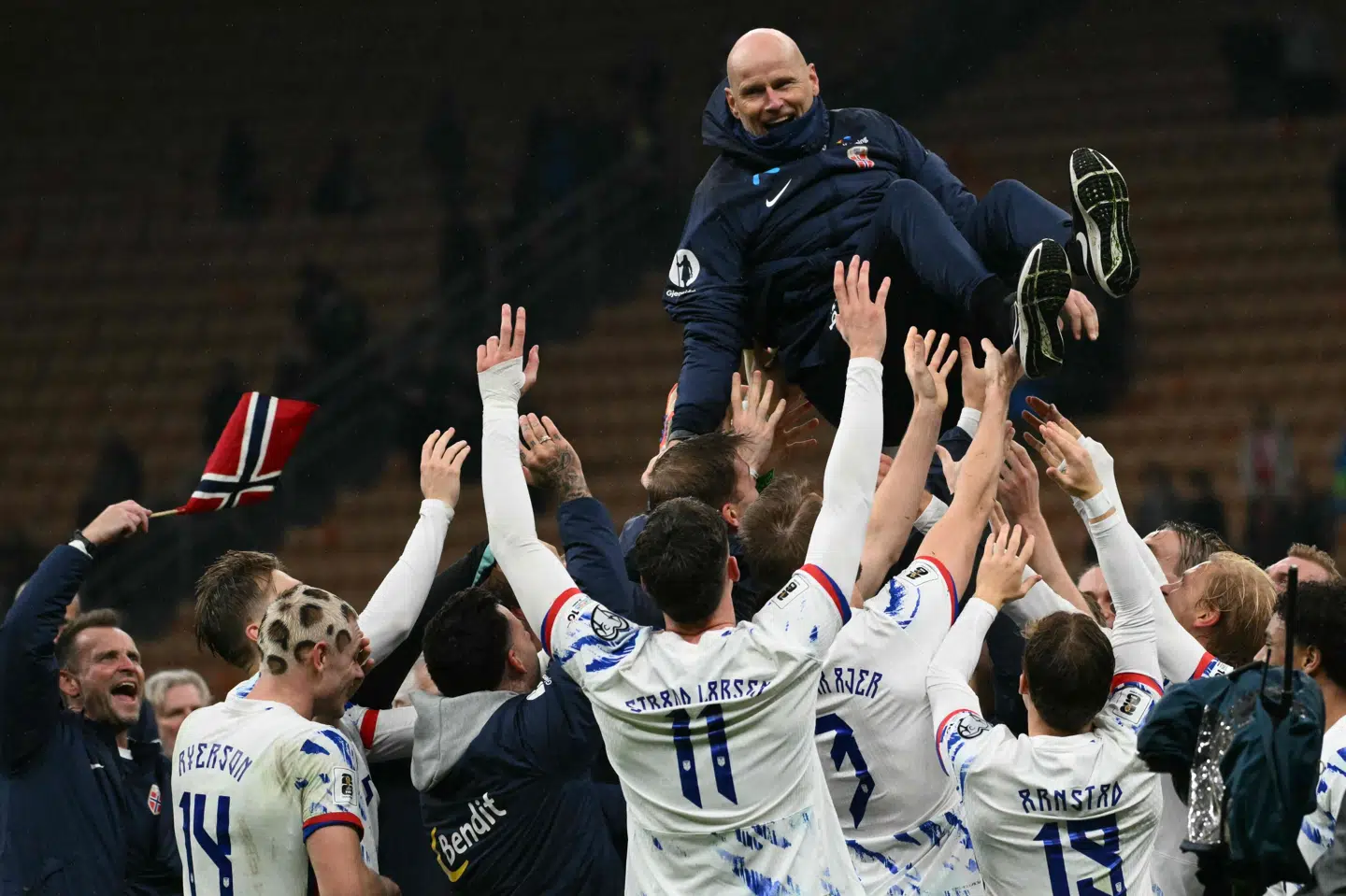 Ståle Solbakken fik en lufttur af de norske spillere efter sejren på 4-1 over Italien.