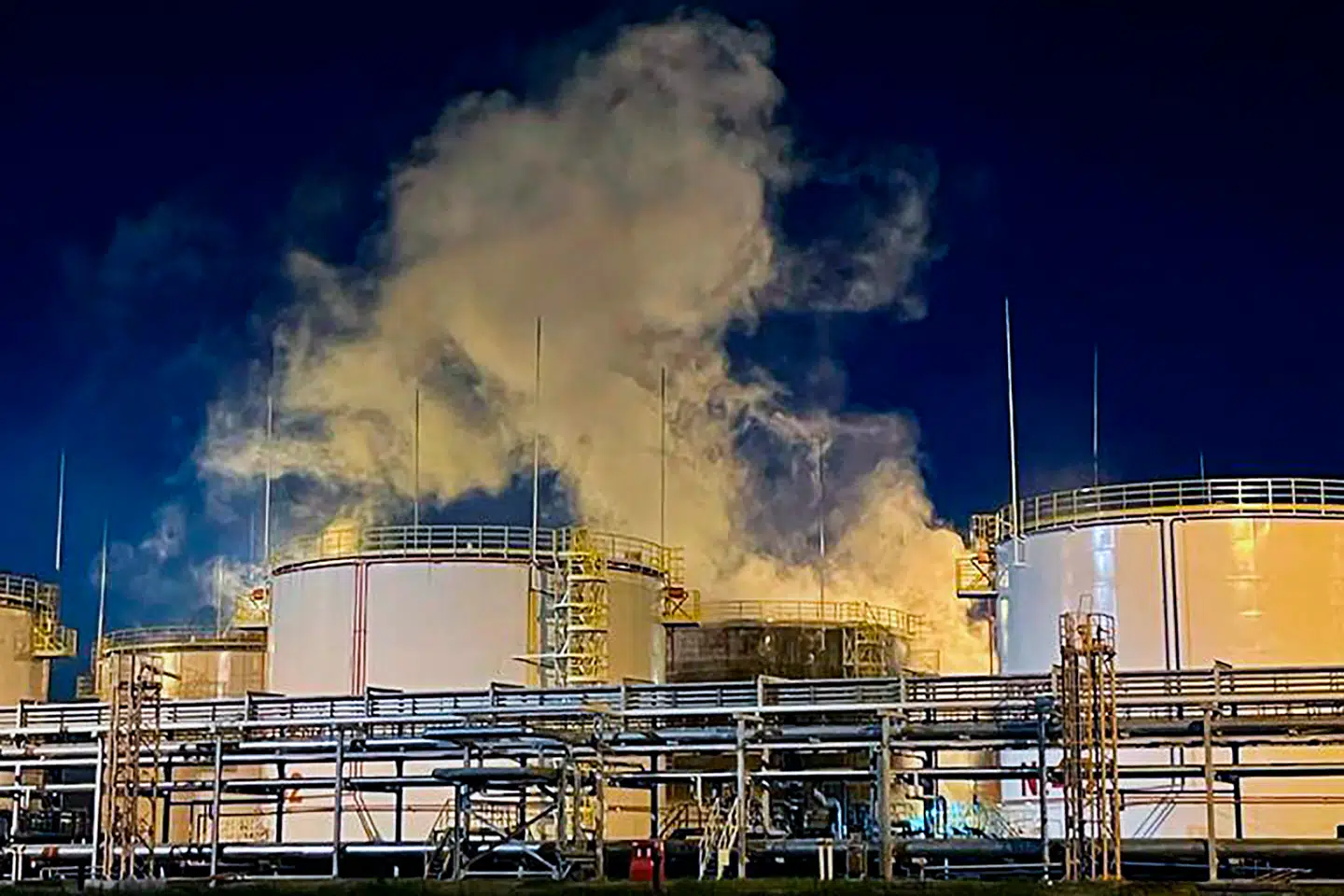 Ukraine har med held brugt droner til at angribe russiske olie- og gasanlæg dybt inde i Rusland. Her stiger røgen op fra en brand på et olieraffinaderi i den sydlige Krasnodar-region ved et tidligere angreb.