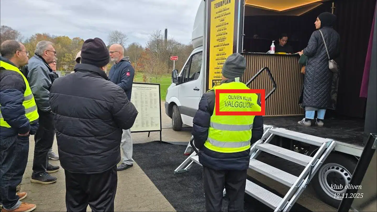 Her ses et par »valgguides« fra den arabiske forening Klub Oliven.