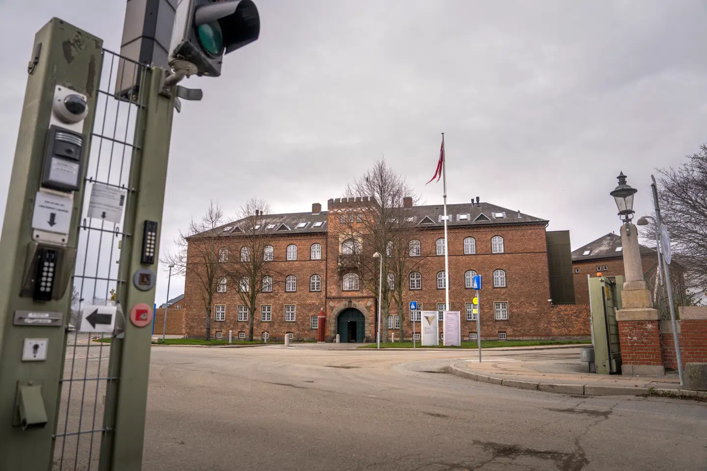 I en artikelrække har Berlingske afdækket, hvordan forskere på Forsvarsakademiet føler sig klemt af sin militære og politiske ledelse.