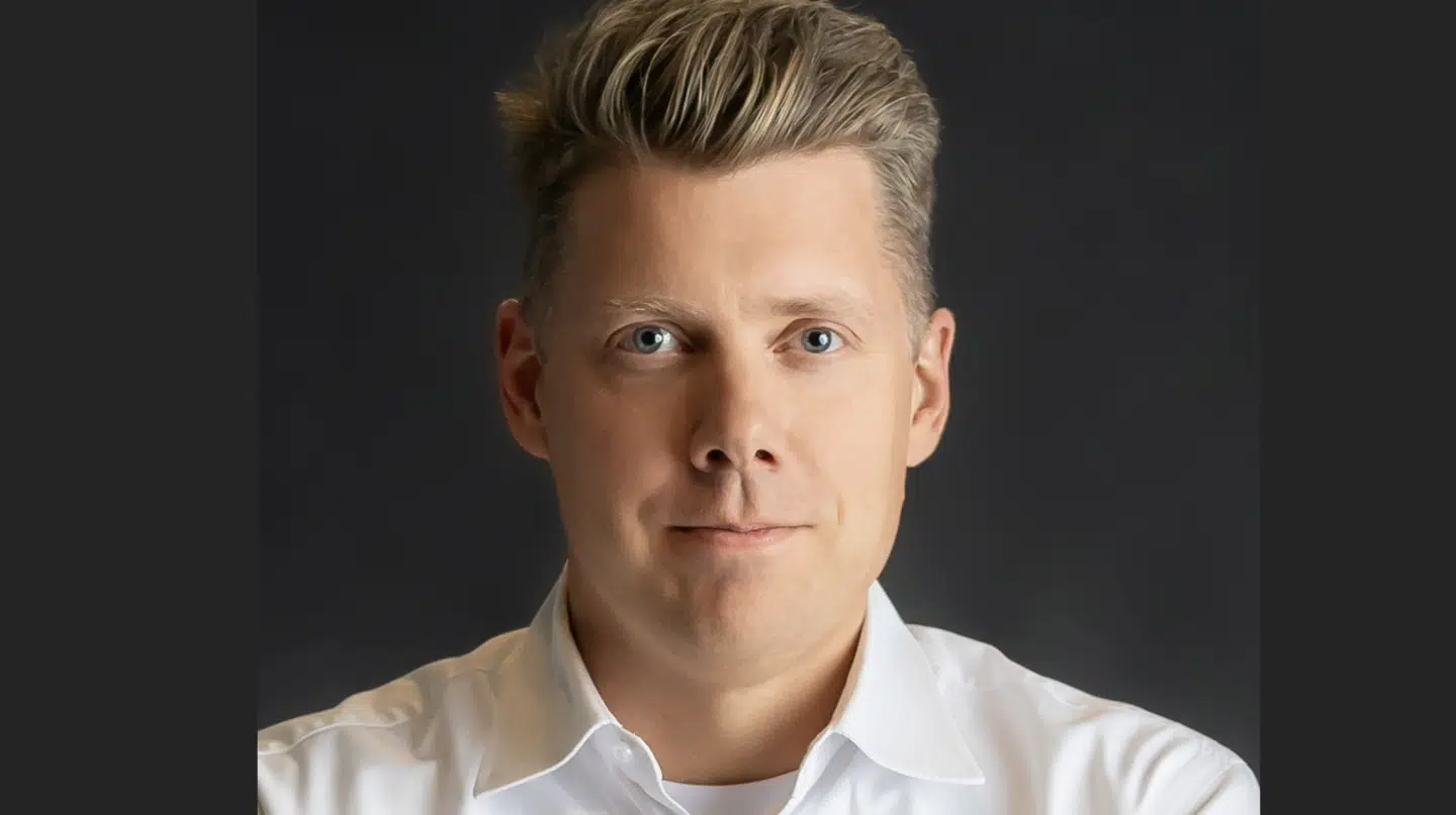 »Kaffe er rigtig sundt for os – vi skal gerne op til fem kopper om dagen,« fortæller Morten Scheibye-knudsen, der er læge og Danmarks førende aldringsforsker.