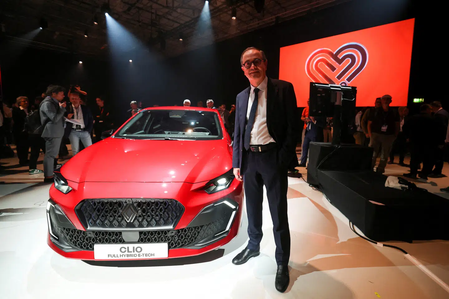 Renaults nye topchef, franskmanden François Provost, ser nye muligheder i samarbejdet med japanske Nissan. Her fremviser han Renaults nye Clio ved biludstillingen i München i september i år.