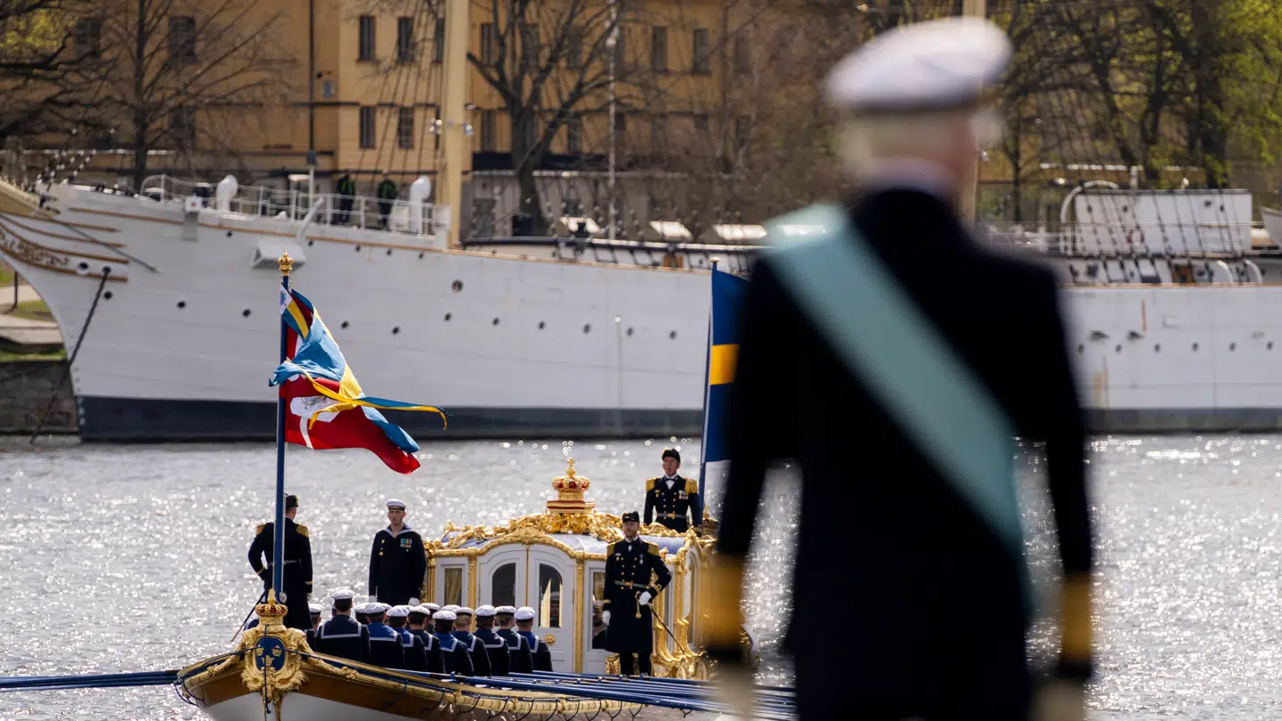 Sagen rammer tæt på det svenske kongepar, kong Carl Gustaf og dronning Silvia. Her ses kong Carl Gustaf, da kong Frederik X og dronning Mary ankom sejlende til Stockholm sidste år.