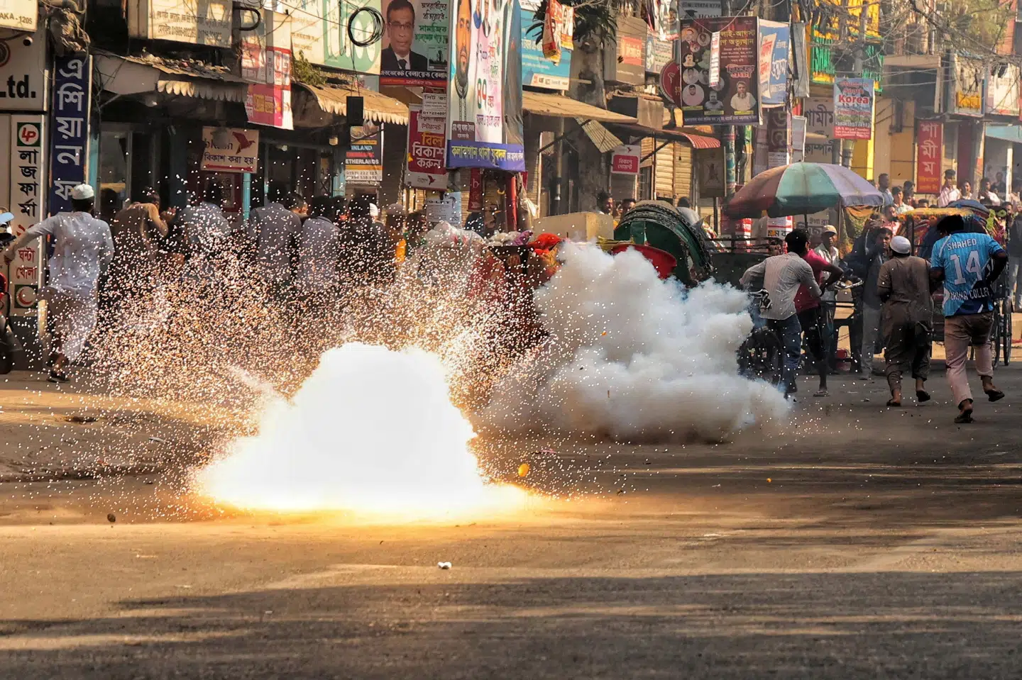 Politi forsøger med chokgranat at opløse demonstrationer i Bangladesh mandag, hvor domstol har afsagt dom over tidligere premierminister.