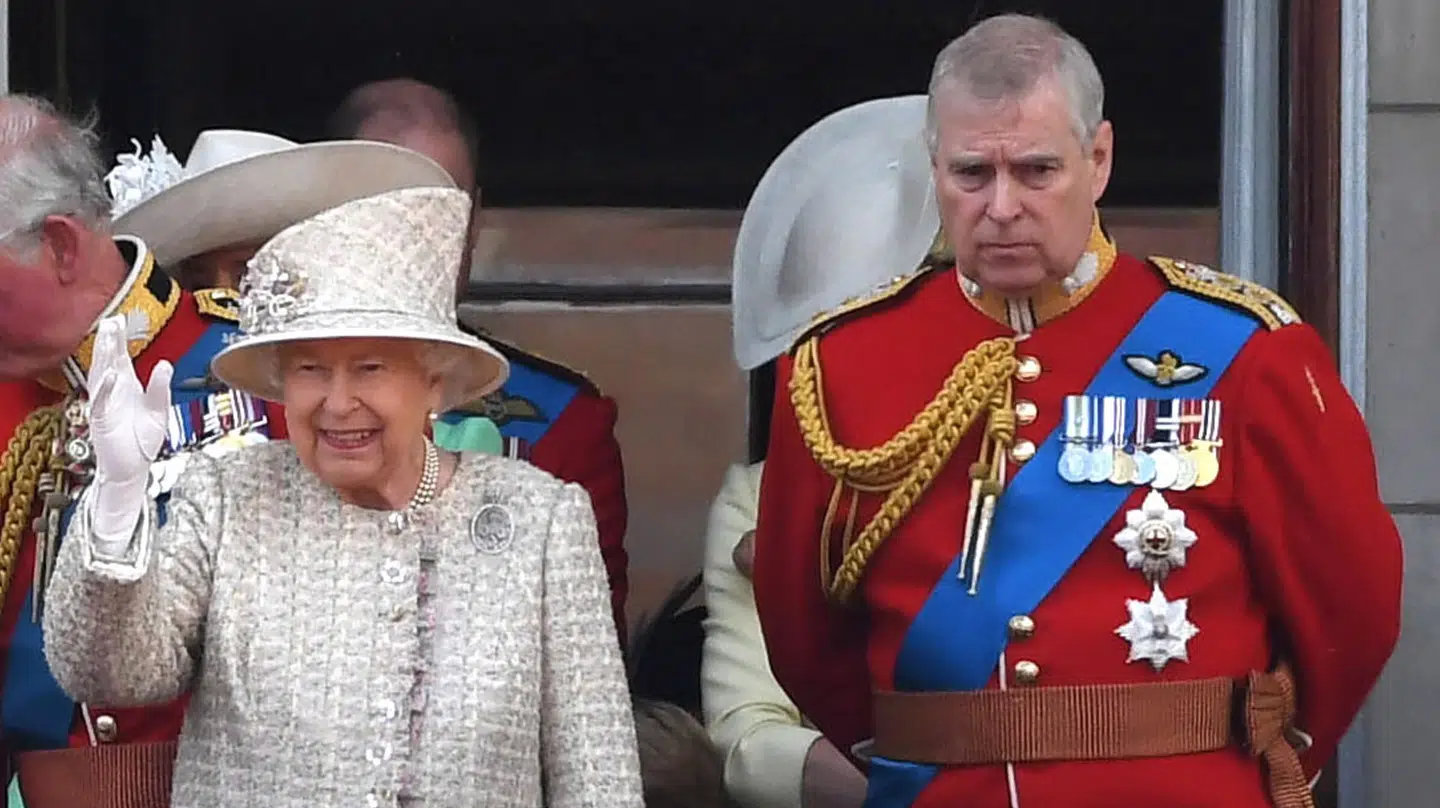 Dronning Elizabeth og prins Andrew på balkonen på Buckingham Palace under fejringen af dronningens fødselsdag i 2019.