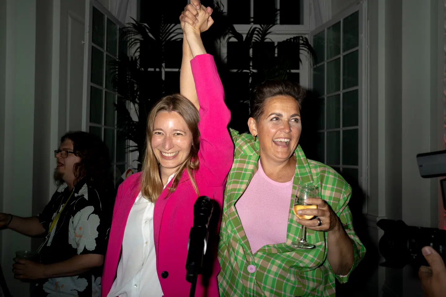 Sådan så Pia Olsen Dyhr og Kira Marie Peter-Hansen ud efter første prognose til EP-valget.