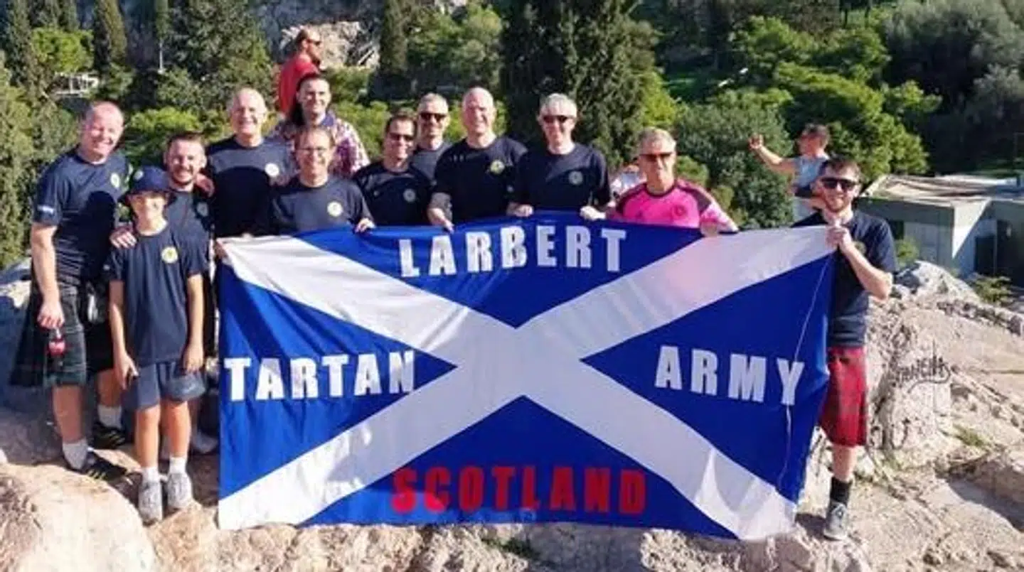 Hamish Husband i Athen til kampen mod Grækenland. Han håber på at kunne komme til USA med skotterne.