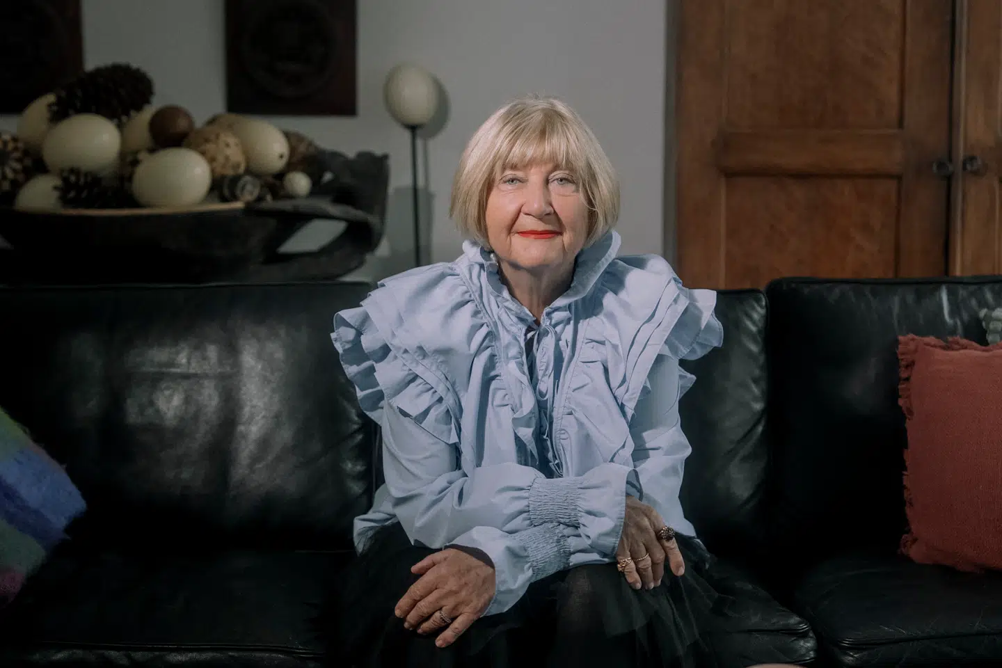 Nogle mener, at mormødre har en fordel frem for farmødre. Men det ønsker Mette Weber at gøre op med. Da hun fik sit første barnebarn, udråbte hun sig selv til at være »farverige farmor«.