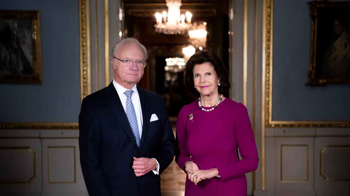 En mand, der arbejdede for den svenske kong Carl Gustaf og dronning Silvia på Kungliga Slottet i Stockholm, blev afskediget efter anklager om overgreb på mindre børn, lyder det nu fra kongehuset.
