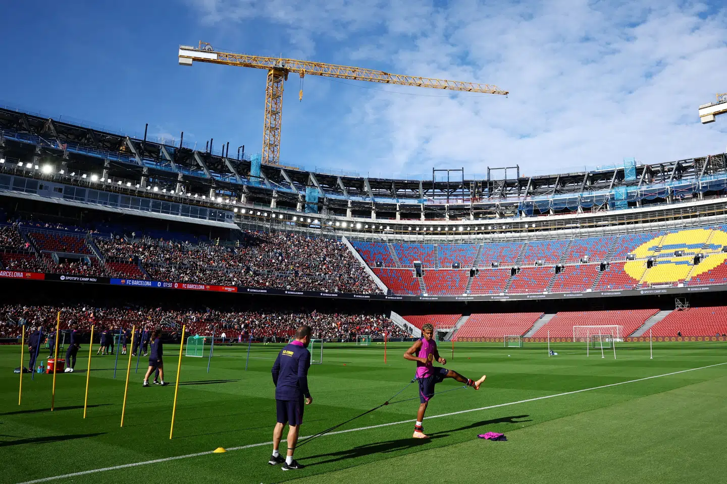 Renoveringsarbejdet er stadig i fuld gang på Camp Nou, men nu vender fodbolden tilbage til Barcelonas berømte stadion.