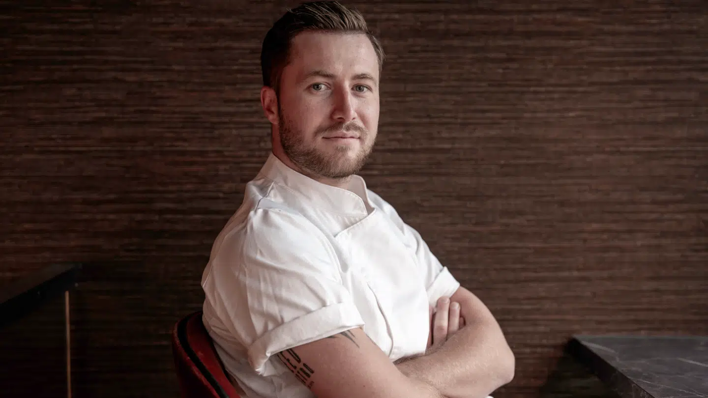 Restaurantchefen bag Feed Bistro, Jacob Jørgsholm, laver på youtube madvideoer med kendte. Senest har han haft Lars Løkke Rasmussen og Mette Frederiksen, på besøg. Det har vakt voldsom kritik.