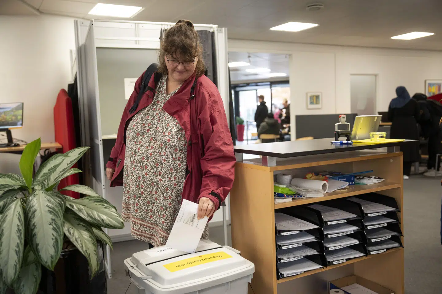 I fire af de fem største byer - Aarhus, Aalborg, Odense, Esbjerg - er antallet af brevstemmer faldet med 4648, hvilket er 9,8 procent lavere end i 2021. Københavns brevstemmer er endnu ikke optalt. (Arkivfoto).
