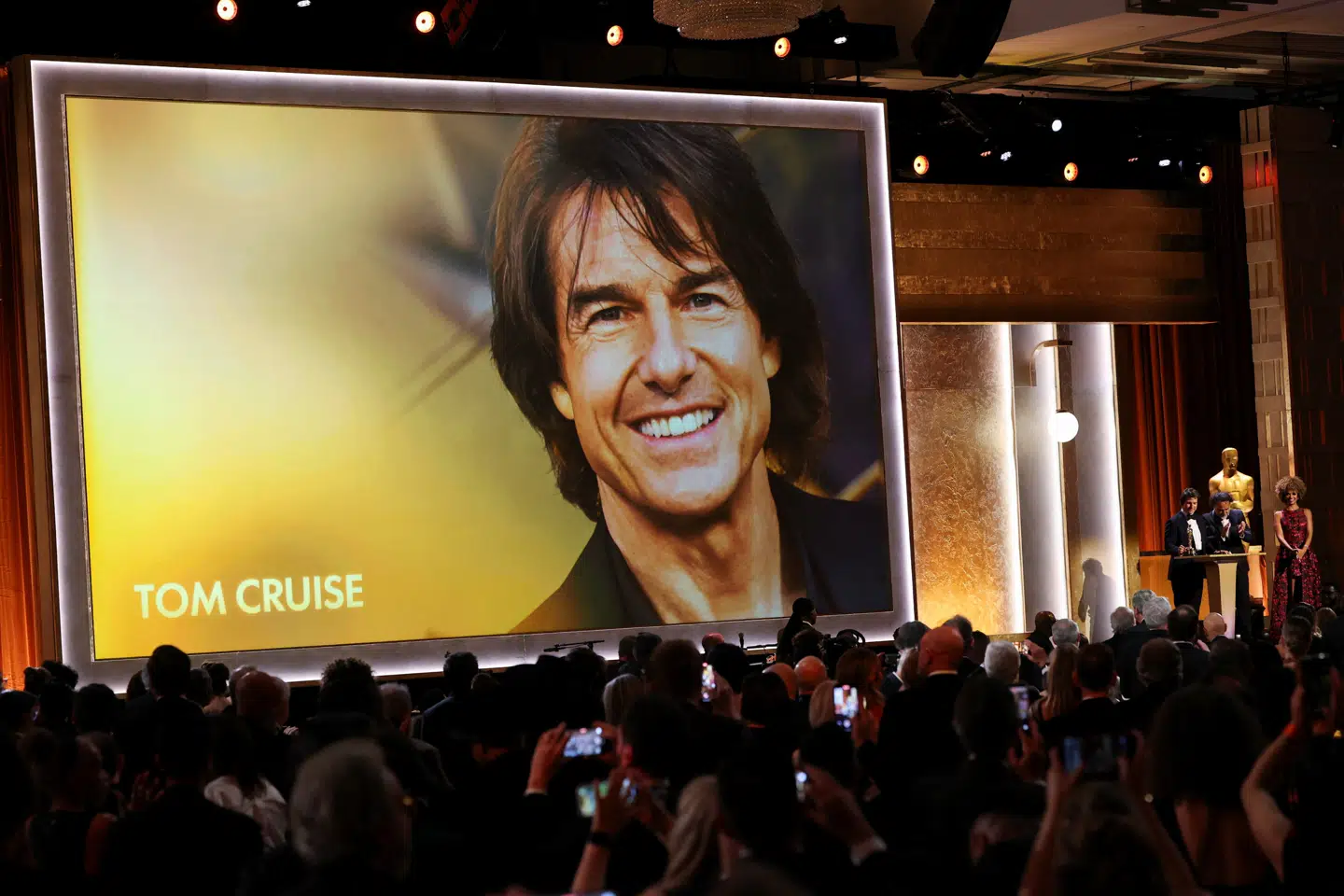 Tom Cruise modtog søndag aften amerikansk tid sin æres-Oscar til Governors Awards på scenen i Ovation Hollywood i Los Angeles.