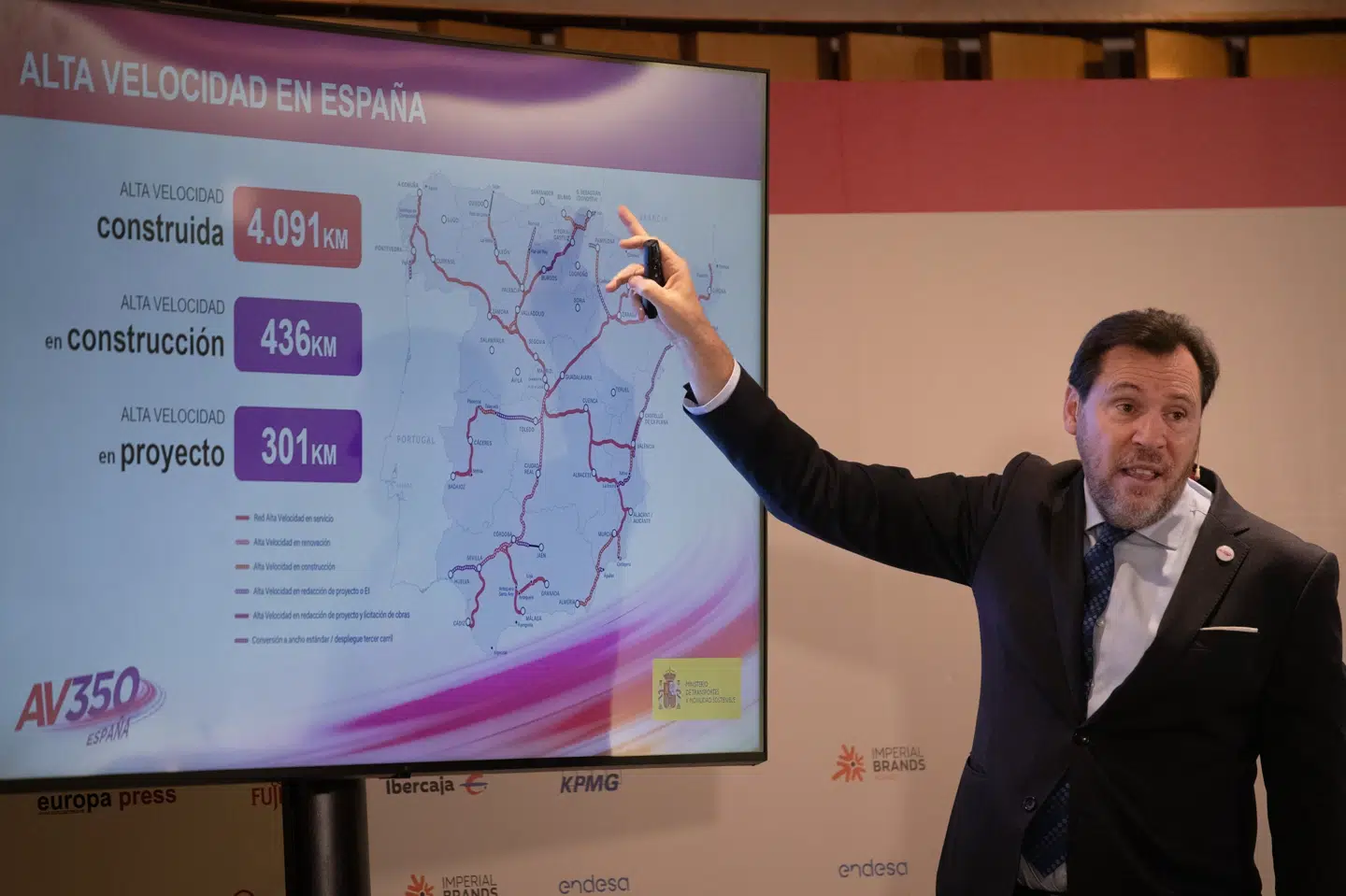 Oscar Puente har været transportminister siden 2023. Mandag viste han en ny plan frem for strækningen mellem Madrid og Barcelona.