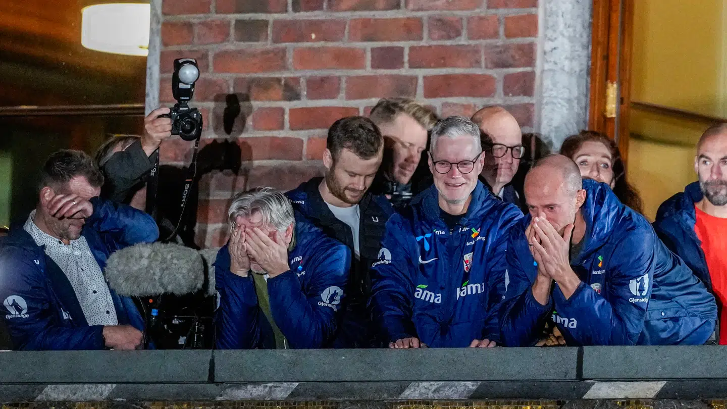 De to assistenttrænere Kent Bergersen (tv) og Brede Hangeland (th) brød helt sammen.