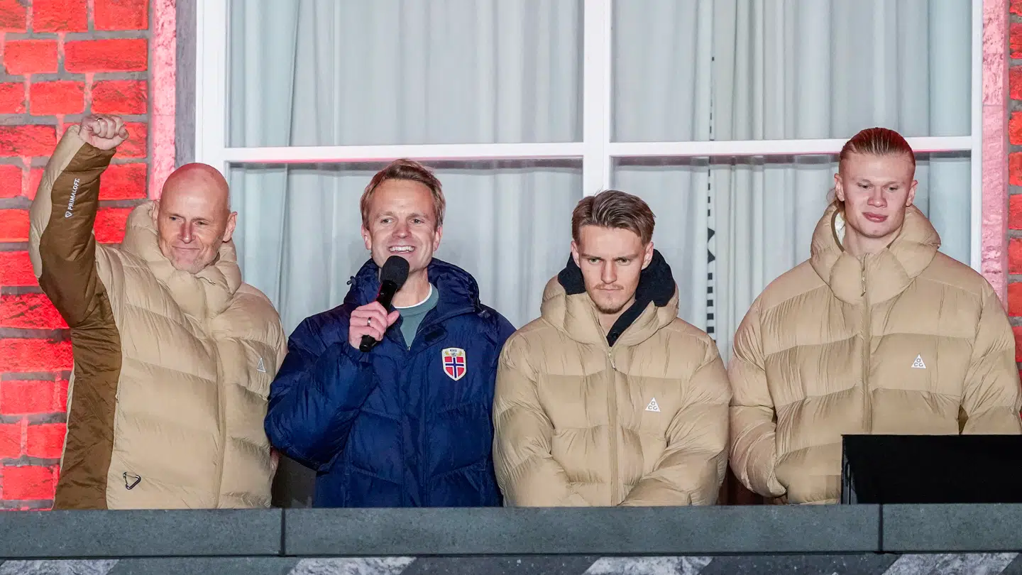 Tre af de største stjerner på det norske landshold i guldjakker(??) Træner Ståle Solbakken, spilfordeler Martin Ödegaard fra Arsenal og bomberen Erling Haaland.
