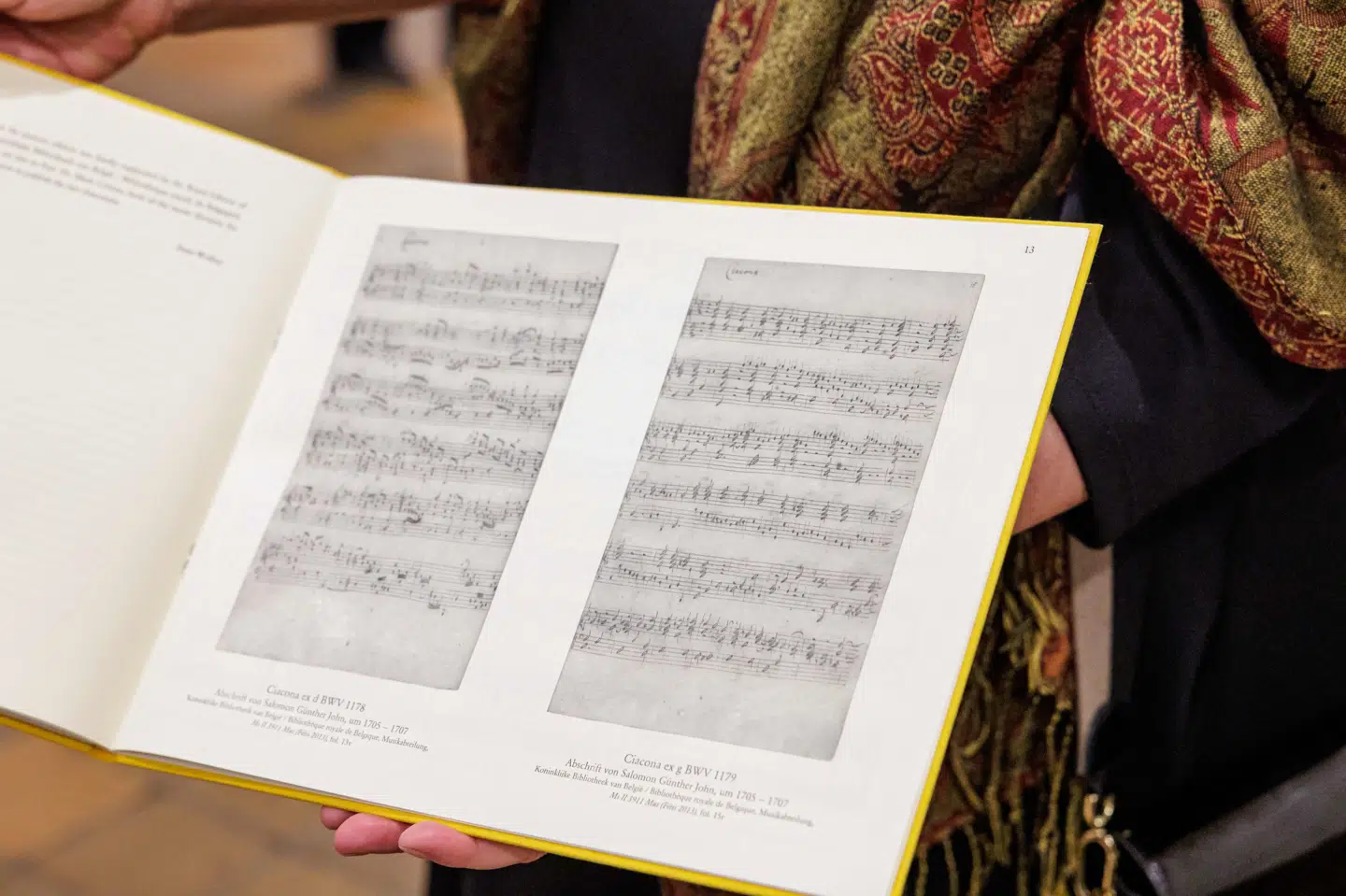 En medarbejder fra Bach-arkivet i Leipzig fremviser et billede af de to orgelværker i Thomaskirken i Leipzig.