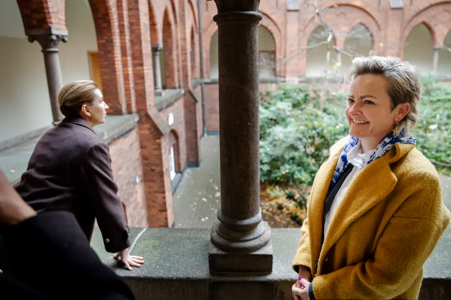 Statsminister Mette Frederiksen (S) besøger sammen med Socialdemokratiets overborgmesterkandidat, Pernille Rosenkrantz-Theil, seniorbofællesskabet Skt. Joseph på Østerbro. I dag venter der dem begge en eksamen.