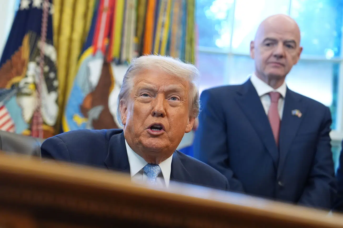 USA's præsident, Donald Trump, og Fifas præsident, Gianni Infantino, taler om visum for VM-gæster i Det Hvide Hus mandag. VM-rejsende kommer foran i køen til visuminterviews, siger præsidenten.