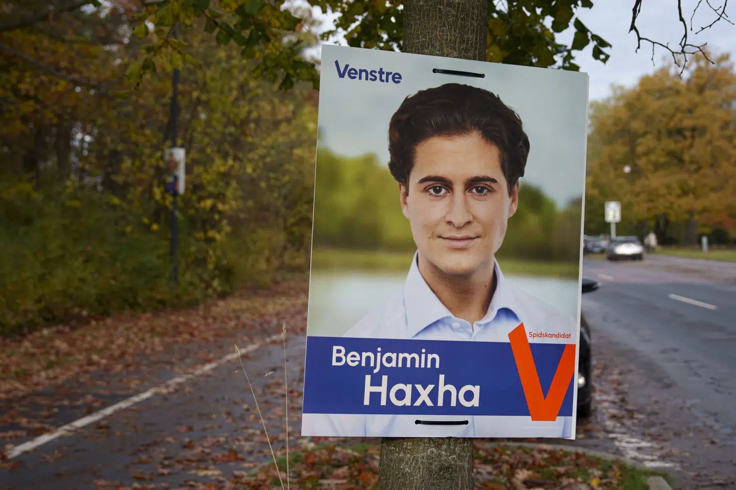 Benjamin Haxha, der stiller op for Venstre til kommunalvalget i Herlev, er mandag aften blevet angrebet af en gruppe personer i Herlev, der skød efter ham med fyrværkeri.