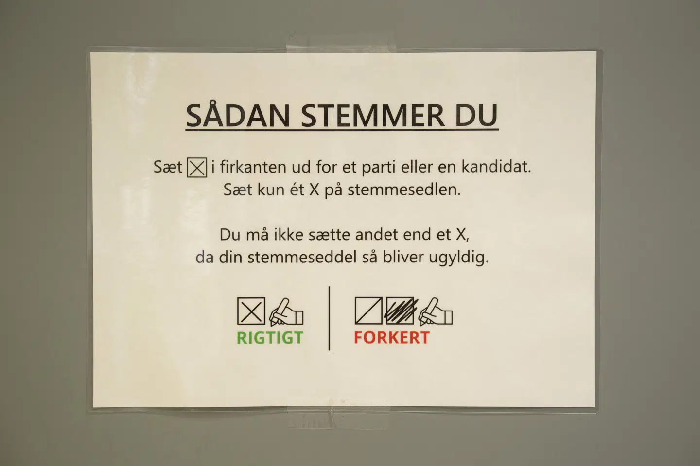 Det kommer til at fremgå øverst af din stemmeseddel, at "du må ikke sætte andet end et X, da din stemmeseddel så bliver ugyldig", som her står på et opslag i Randers, hvor der kan brevstemmes. Stemmesedlen kan du stadig blive erklæret gyldig, da reglerne for bedømmelse af stemmesedler er blevet ændret.