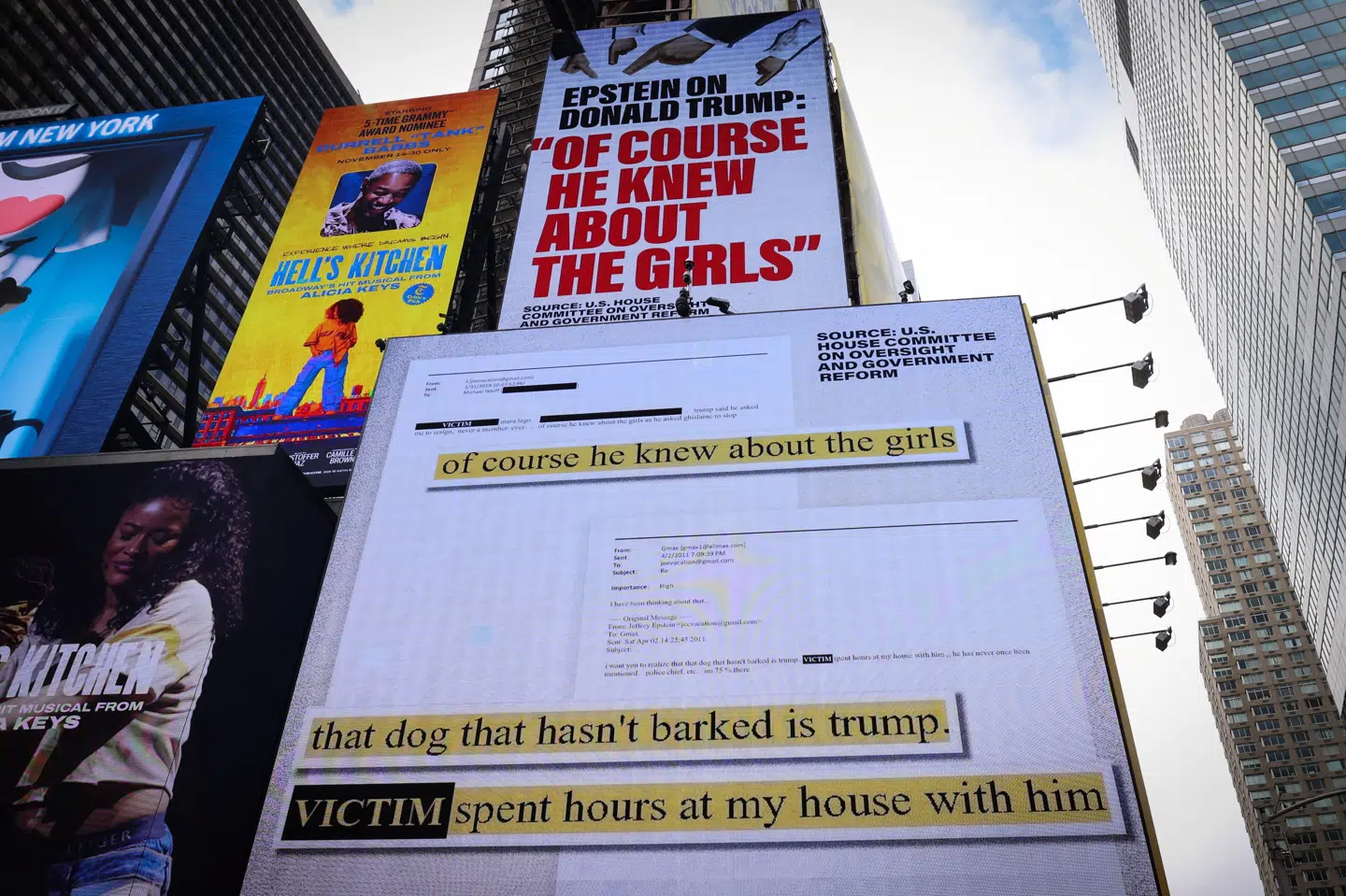 Et billboard på Times Square i New York City viser e-mails fra rigmanden Jeffrey Epstein om USA's præsident, Donald Trump. (Arkivfoto).