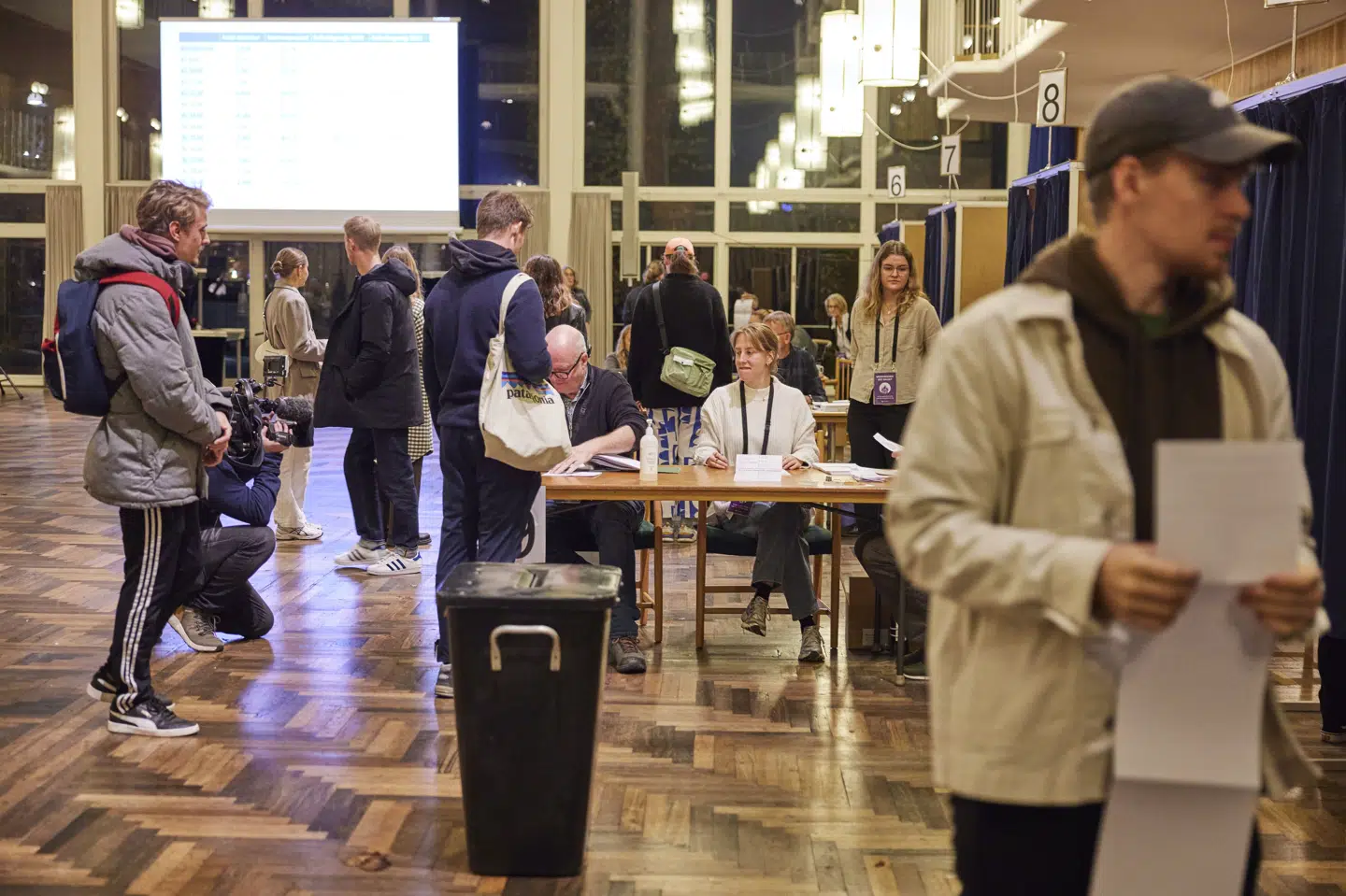 Mange ting skal klappe på valgstederne, når der afholdes valg, og sådan bliver det også tirsdag ved kommunal- og regionalvalget. Billedet er fra Aarhus ved folketingsvalget i 2022. (Arkivfoto)