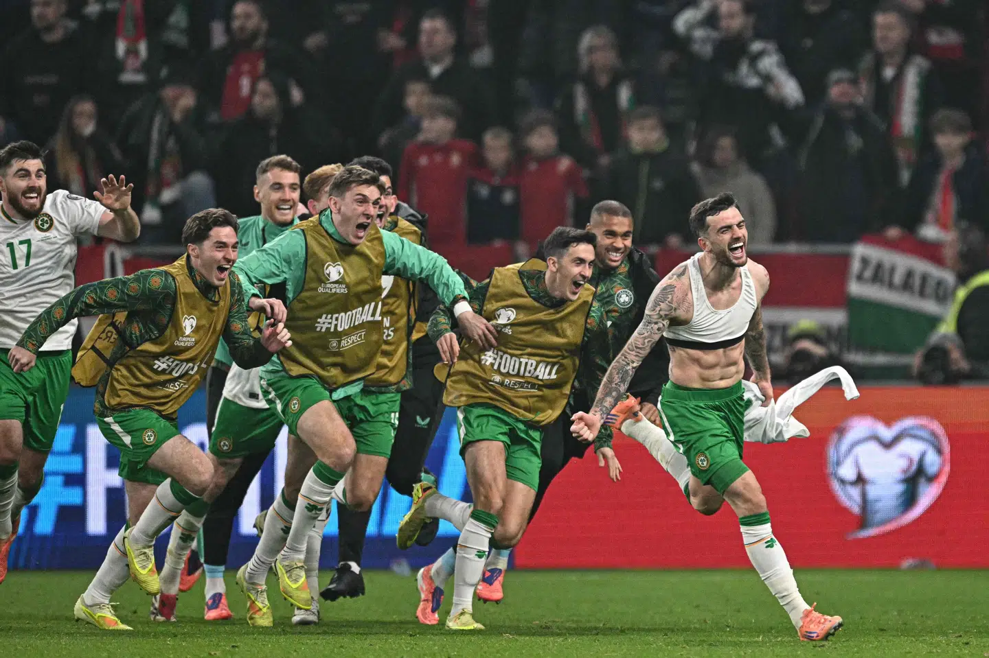 Den irske angriber Troy Parrott (til højre) blev manden i centrum efter søndagens hattrick i 3-2-sejren over Ungarn i Budapest.