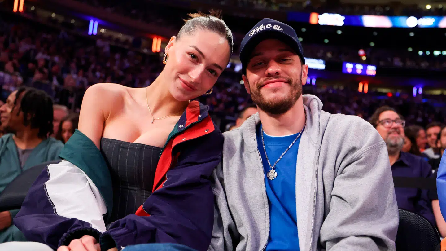 (Arkiv) Komiker Pete Davidson og model Elsie Hewitt bekræftede deres forhold tilbage i marts.