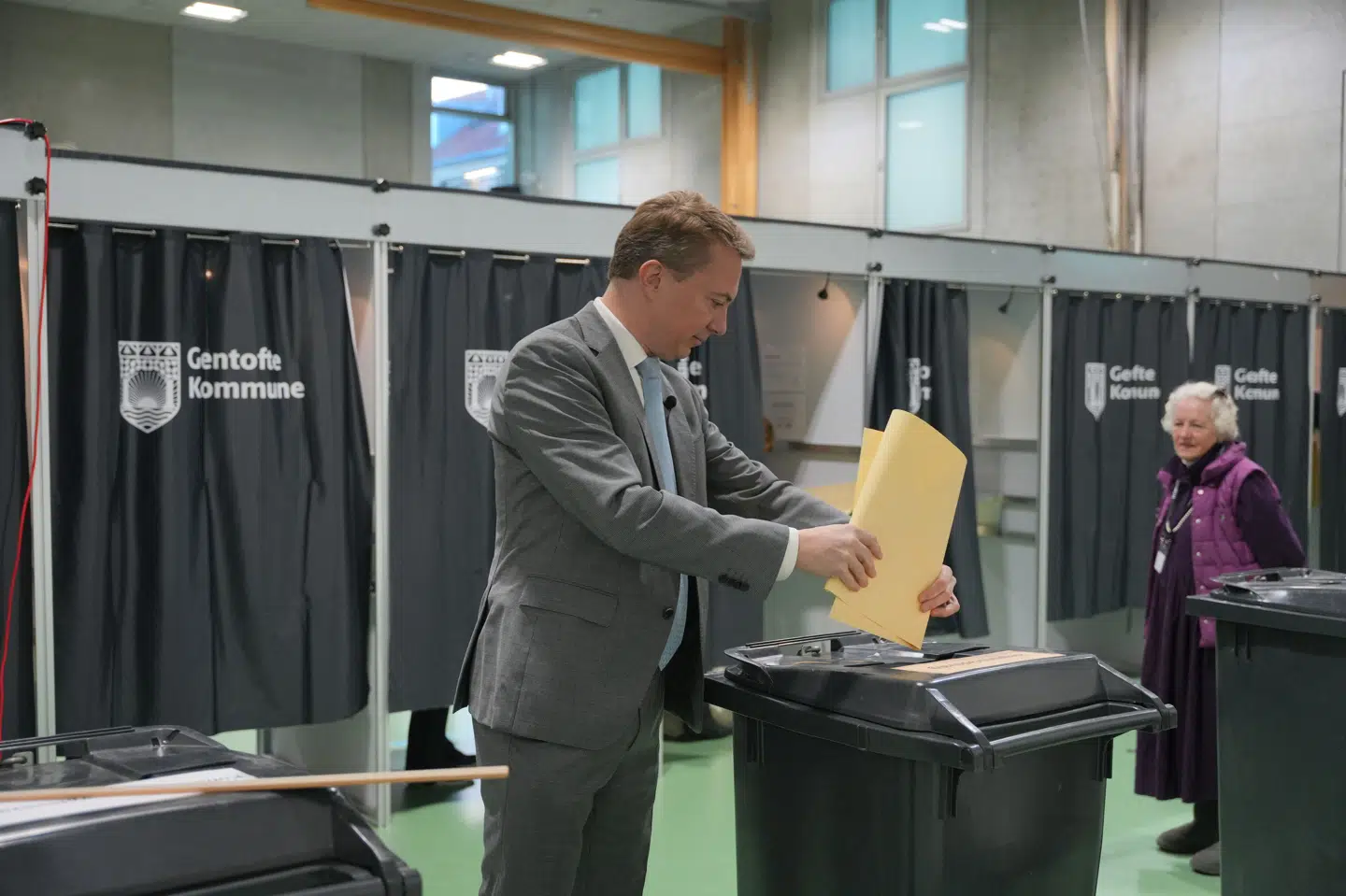 DF-formand Morten Messerschmidt rykkede med kort varsel tidspunktet for sin stemmeafgivning ved kommunal- og regionalvalget frem fra klokken 10 til 8. Derfor var det ikke muligt at stille spørgsmål til den fejlfyldte kronik, som Morten Messerschmidt og resten af DF-toppen har forfattet i Jyllands-Posten, og som mediet siden måtte trække tilbage.