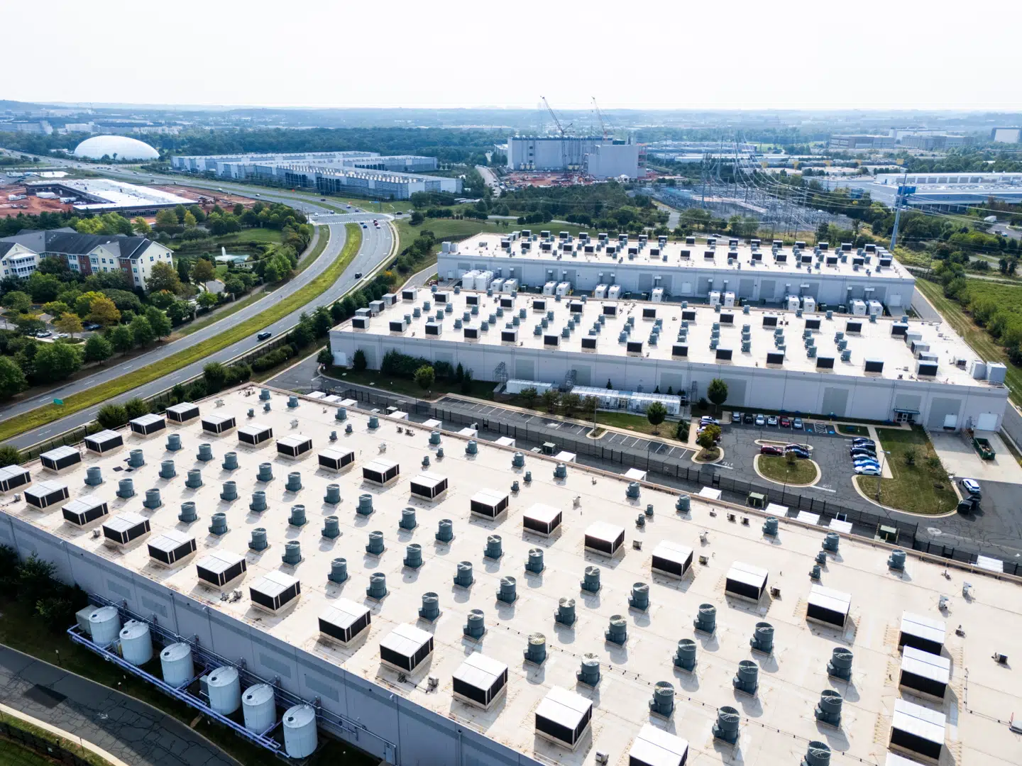 Internetgiganten Amazons datterselskab, Amazon Web Services, er verdens største udlejer af computerkraft fra enorme datacentre, som koster gigantiske summer at etablere og drive. Her i den amerikanske delstat Virginia ligger flere end 650 datacentre, hvilket gør det til den højeste koncentration i verden.