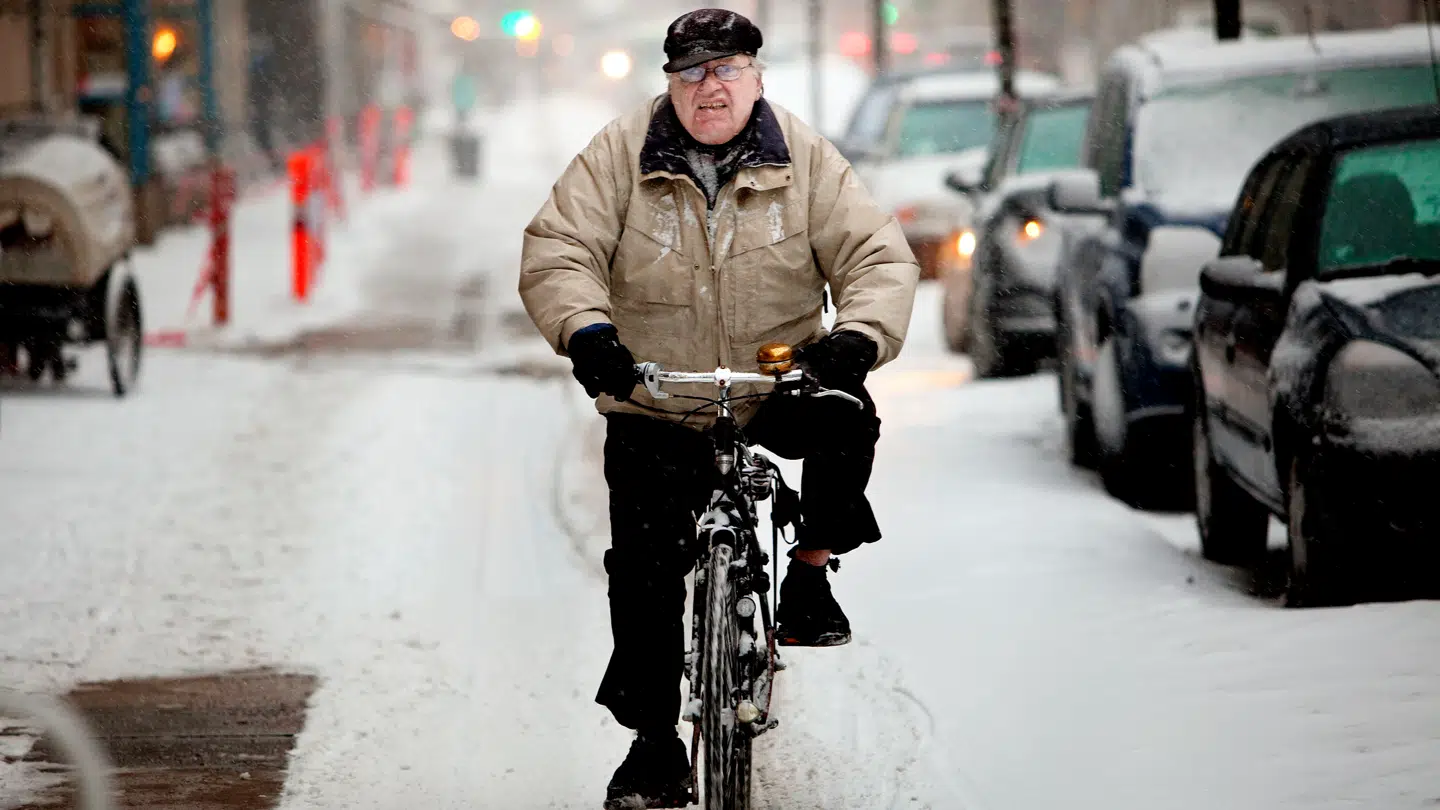ARKIV. Mand cykler på sneglatte Vesterbro. Nu langer Cyklistforbundet ud efter Københavns glatte cykelstier, som Københavns Kommune anerkender ikke at have saltet i tide mandag.