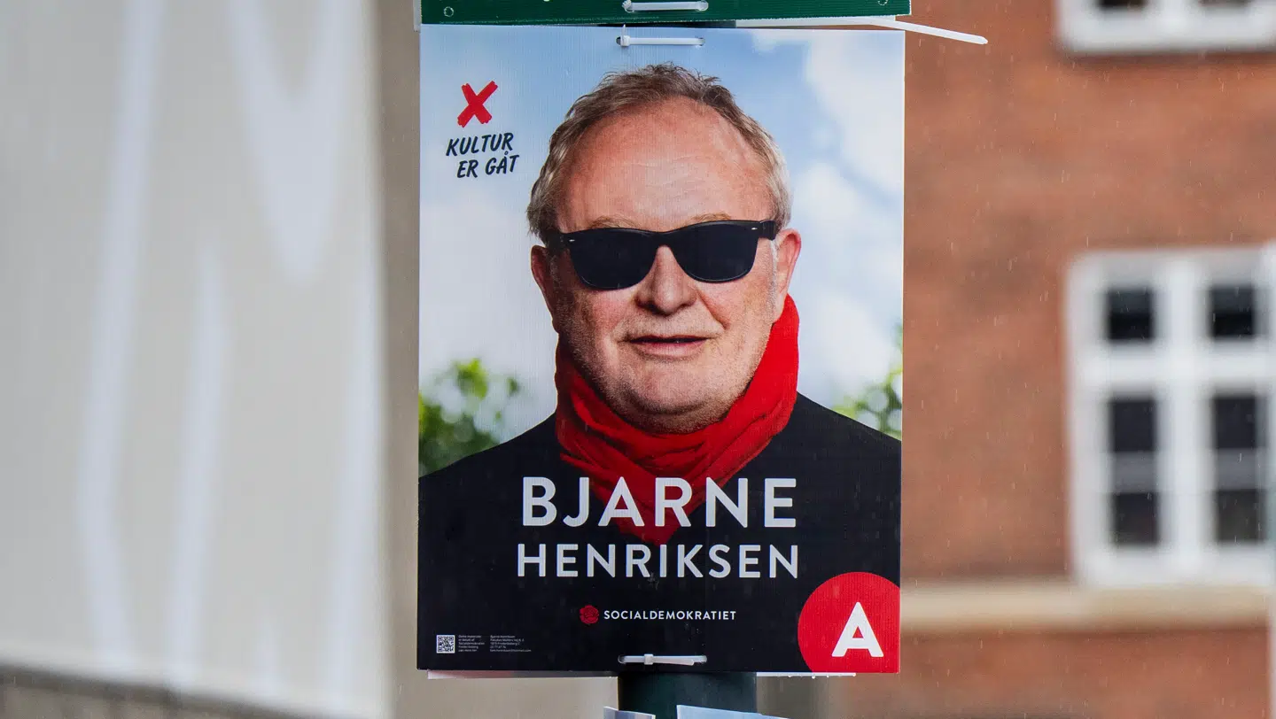 Bjarne Henriksen fortæller, at flere vælgere er interesseret i et en selfie, hvor han har solbriller på – præcis ligesom hans valgplakat.
