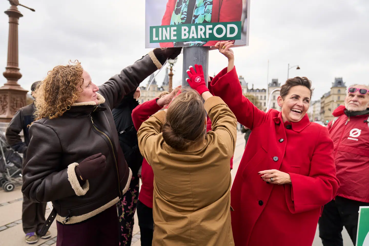 Med en lille smule hjælp fra Alternativet står Enhedslisten og SF ifølge flere meningsmålinger til at få mere end halvdelen af stemmerne i København. Her hjælper SFs spidskandidat, Sisse Marie Welling, og SFs formand, Pia Olsen Dyhr, med at hænge en plakat af Enhedslistens spidskandidat, Line Bafod, op.