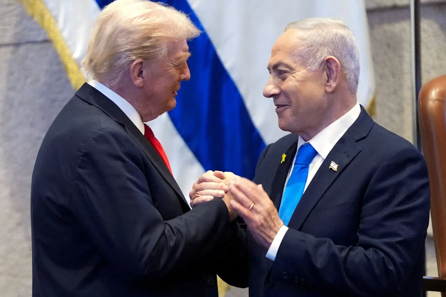 USA's præsident, Donald Trump, taler med Benjamin Netanyahu i Knesset i Israel under sit besøg i landet i efter indgåelsen af våbenhvileaftalen for Gaza i oktober. (Arkivfoto).