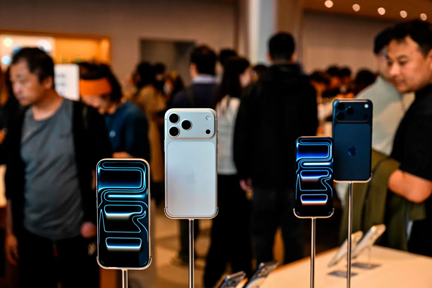 iPhone 17, som kom i september, vises frem i en Apple-butik i Shanghai i november.