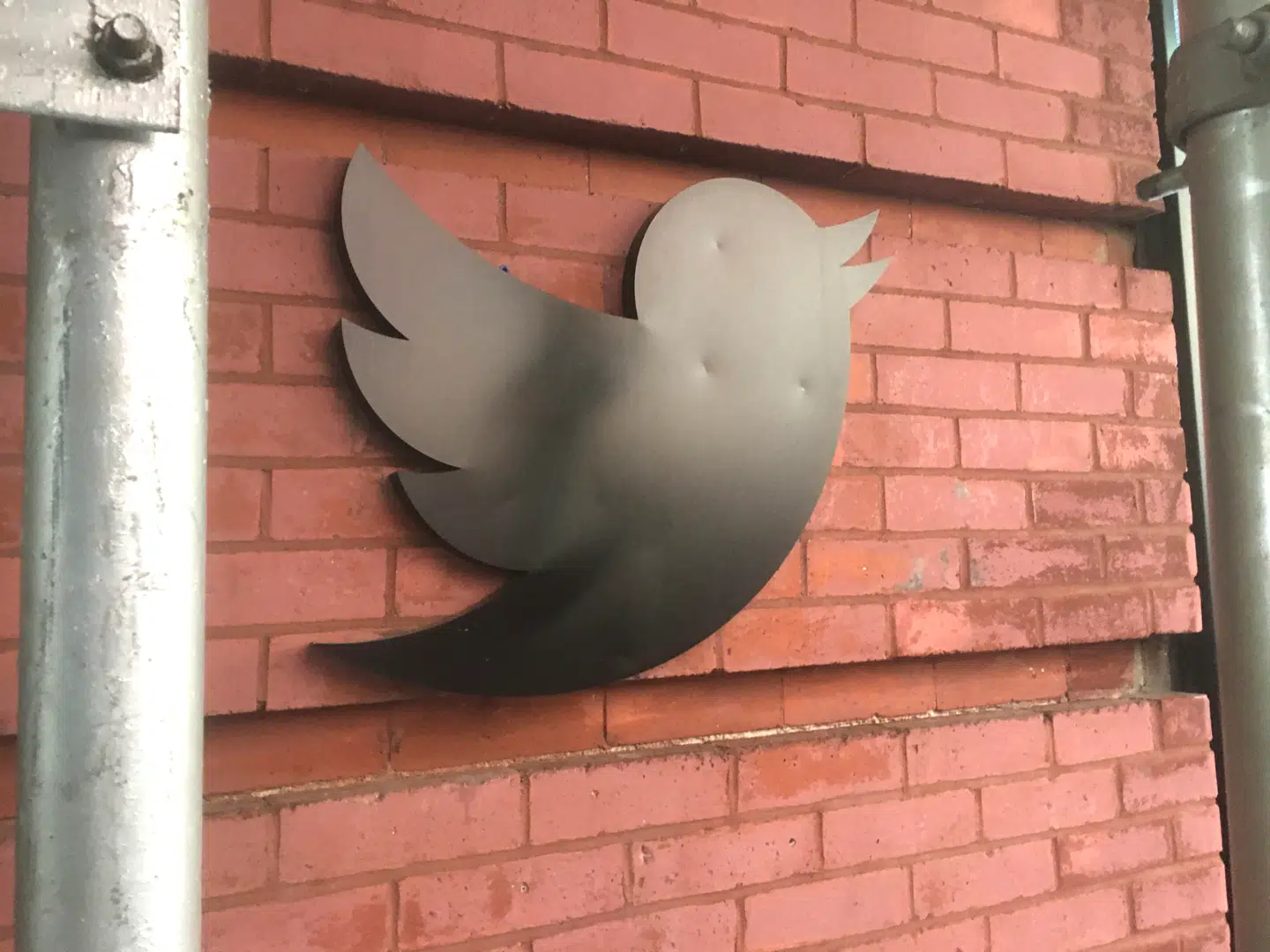 Kendte navne som Barack Obama, Elon Musk, Kanye West og Bill Gates begyndte pludselig at sende links med bitcoinsvindel ud til deres millioner af følgere, fordi deres konti på Twitter (nu X) blev overtaget af hackere.