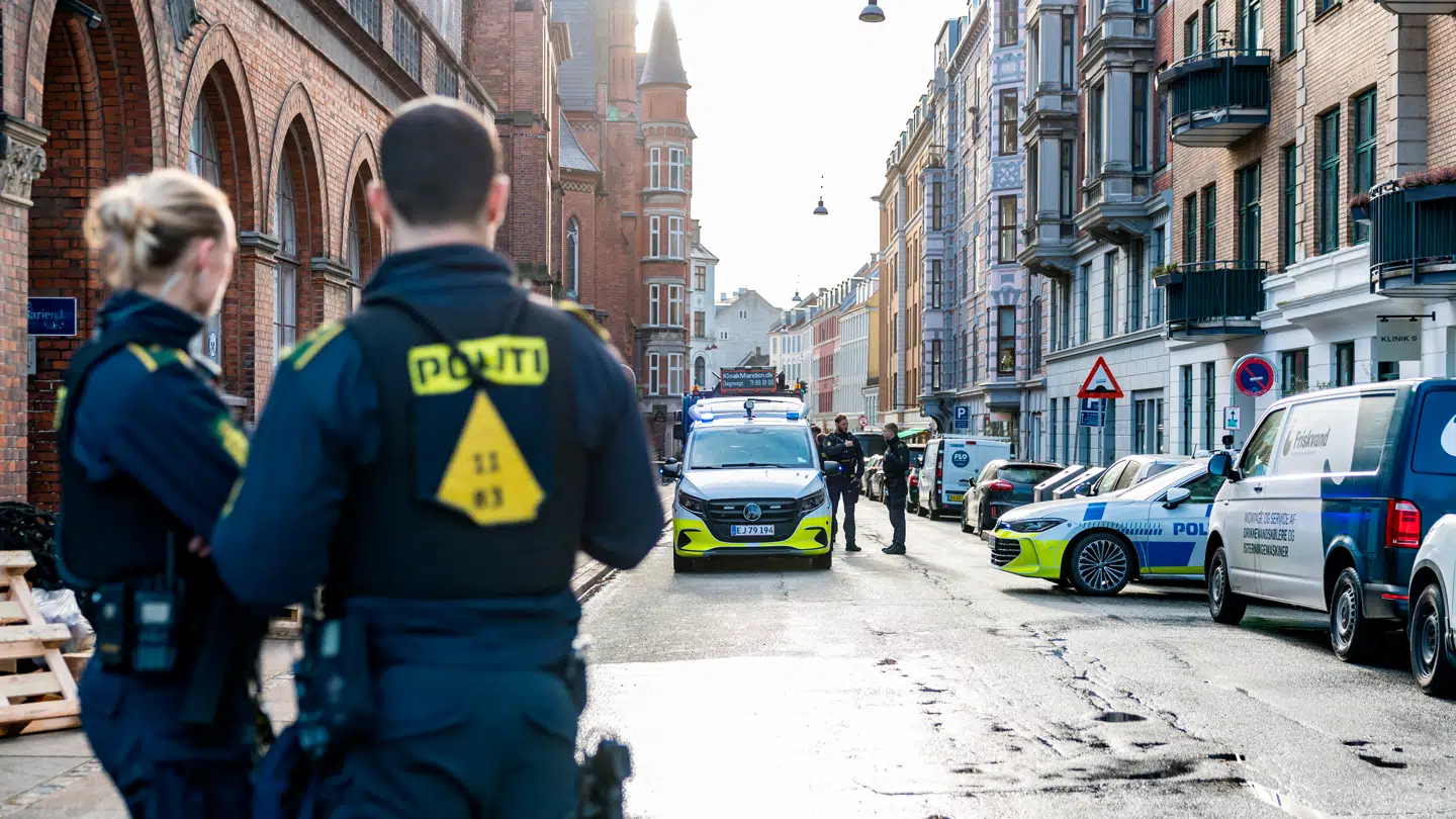 Københavns Politi har afspærret Stenosgade på Vesterbro i København pga. af et færdselsuheld tirsdag den 18. november 2025.