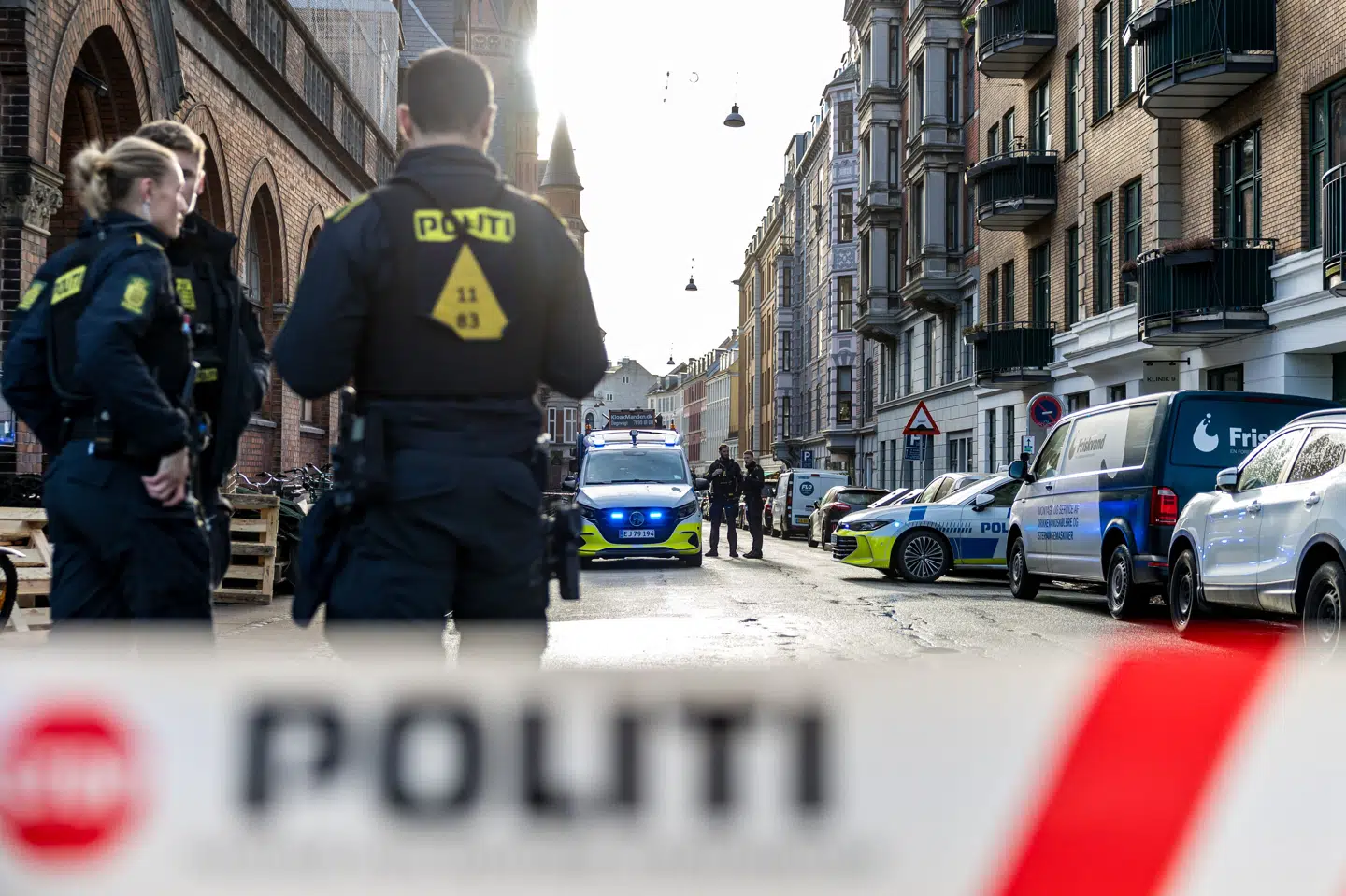 Københavns Politi har afspærret Stenosgade på Vesterbro i København på grund af et færdselsuheld tirsdag den 18. november 2025.