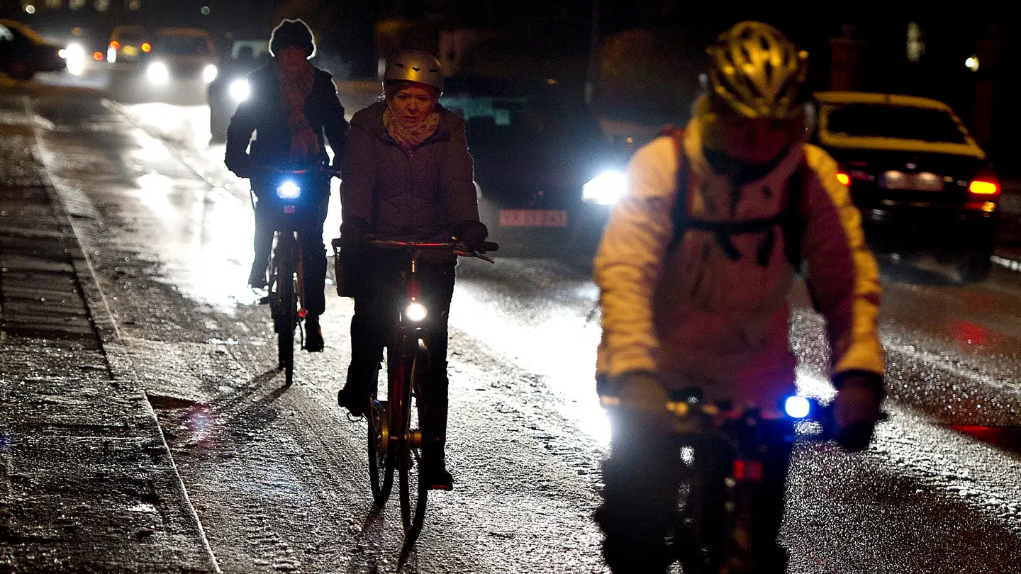 ARKIV. Der advares mandag og tirsdag om glatte veje for særligt cyklister. Herunder får du tre gode råd, inden du bevæger dig ud på glat føre.
