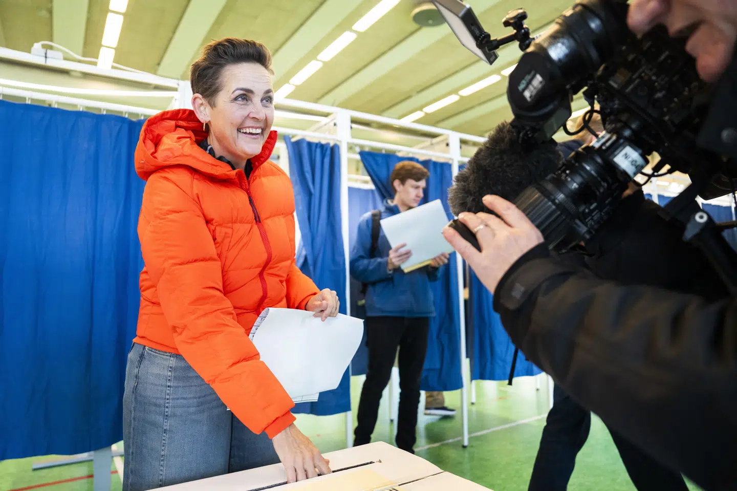 SF-formand Pia Olsen Dyhr stemmer ved Sydhavnen skole i København til kommunalvalget tirsdag 18. november. Hun går efter, at partiet lander 300 byrødder.