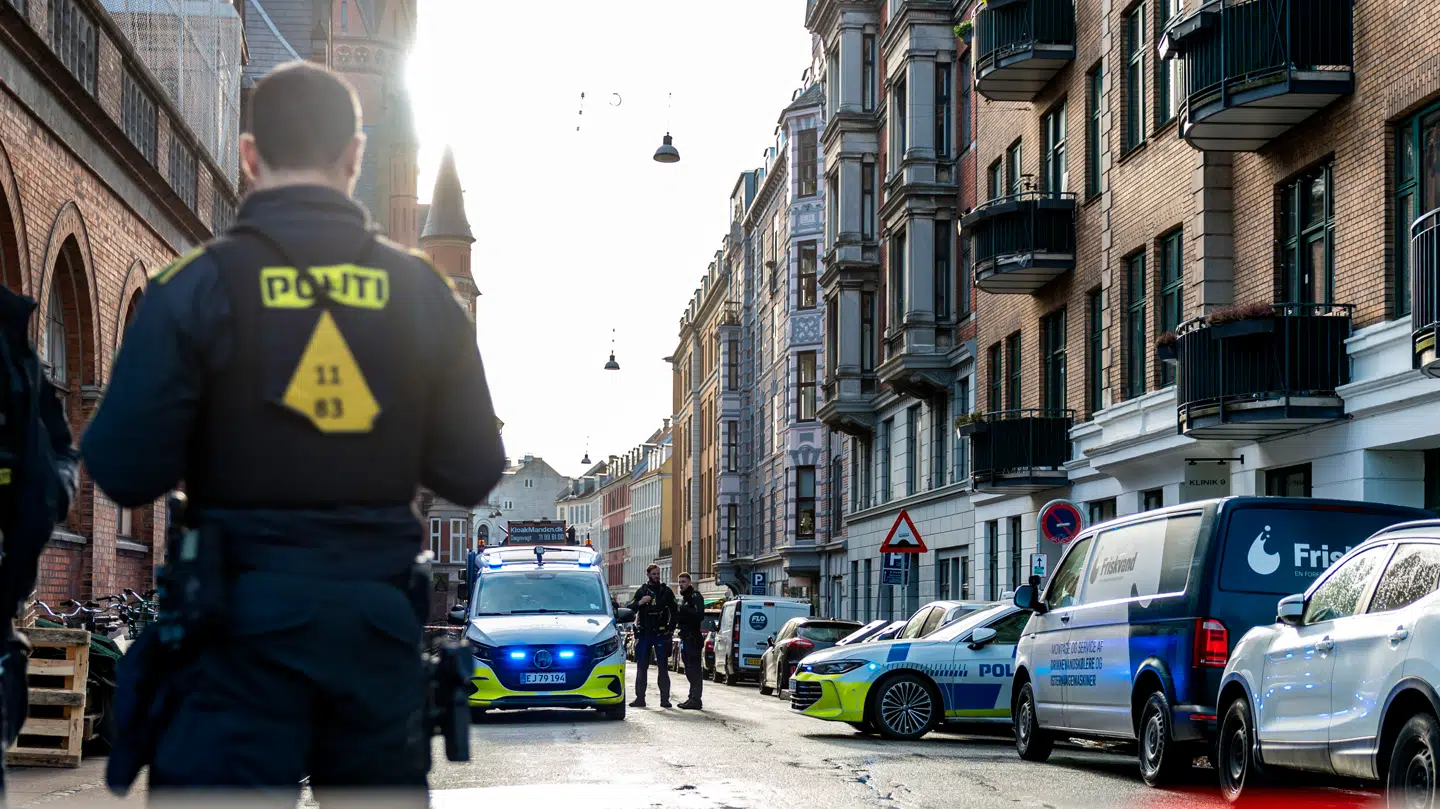 Københavns Politi afspærrede Stenosgade på Vesterbro i København efter ulykken, som nu har kostet en 21-årig kvinde livet.