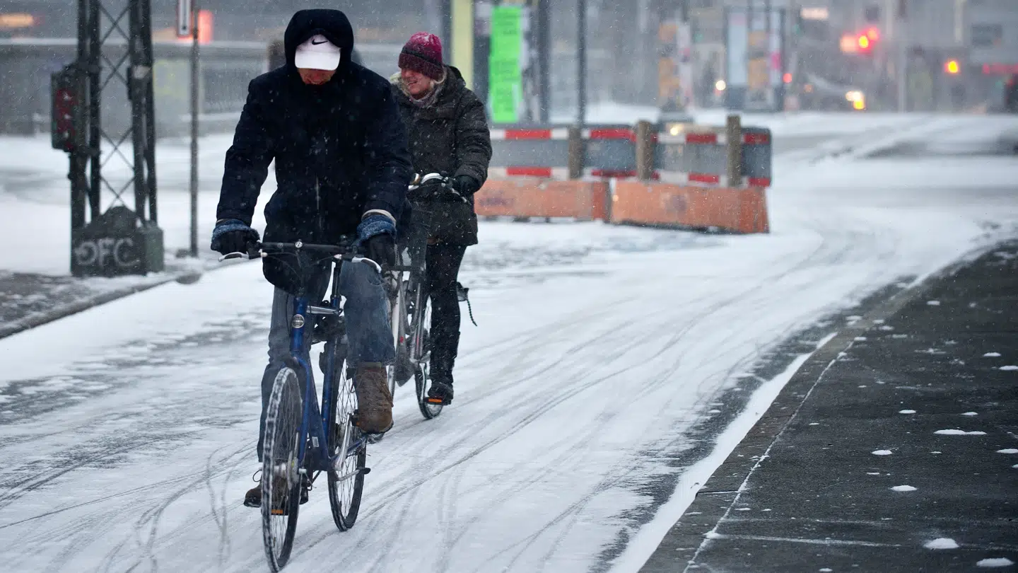 Søndag d. 23. december ramte en julesnestorm Danmark. Henover middag var det så blevet Københavnernes tur, til at få glæde af snefygning og glatte veje. (Foto: Torkil Adsersen/Scanpix 2012)