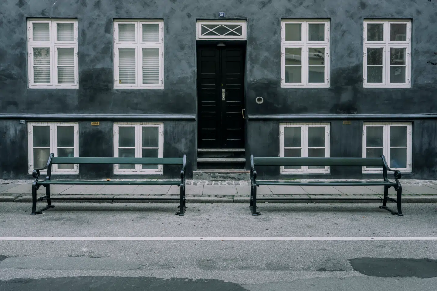 Københavns Kommune har sat bænke op flere steder, hvor det tidligere var muligt at parkere i indre København. Blandt andet her på Knabrostræde, hvor Leo Faurholt i næsten 30 år har solgt julepynt i sin lille butik Danish Art & Christmas Shop.