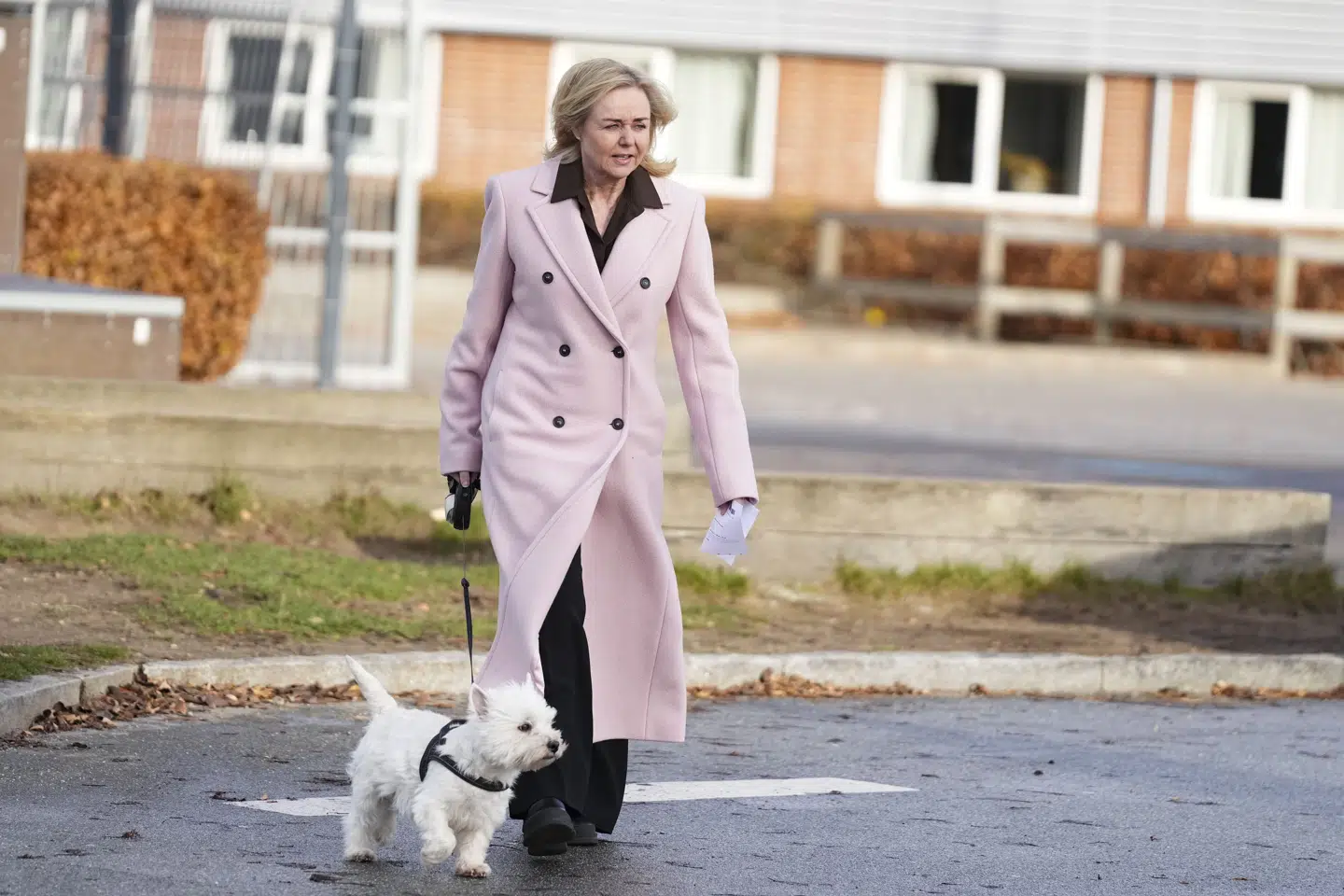Formand for De Konservative Mona Juul ankommer til Stensballeskolen i Horsens sammen med hunden Ludvig. Det er det første kommunalvalg, efter Juul overtog formandsposten for partiet i kølvandet på Søren Pape Poulsens pludselige død i 2024.