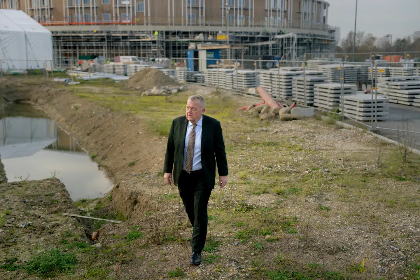 Udenrigsminister Lars Løkke Rasmussen (M) fotograferet ved det kommende supersygehus i Hillerød, der første gang blev præsenteret i 2009, da han var statsminister.