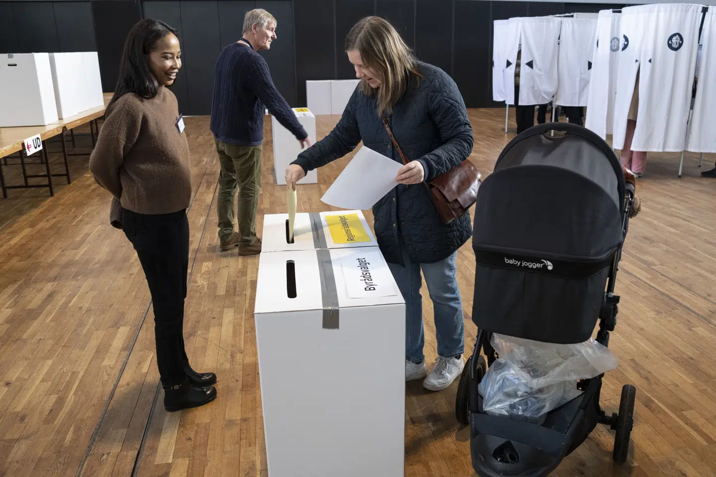 I Aalborg er valghandlingen i fuld gang. Her er det en kvinde med barnevogn, der stemmer i Aalborg Kongres og Kulturcenter.